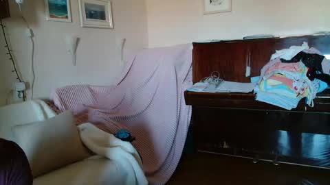 12ennie online show from April 20, 7:33 am