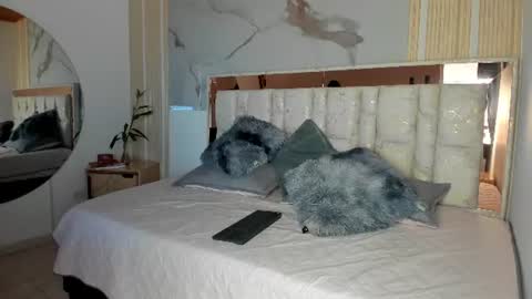 Snapshot of 1naughty_milf chatting on July 24, 12:25 pm Luisa online show from July 24, 12:25 pm