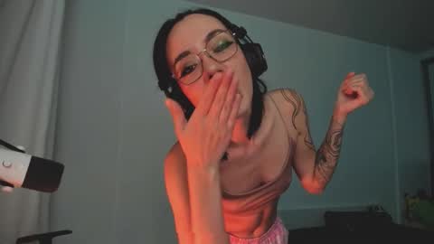 Snapshot of 2b_ chatting on October 13, 4:01 am Sasha weekend from 14 to 27 November online show from October 13, 4:01 am