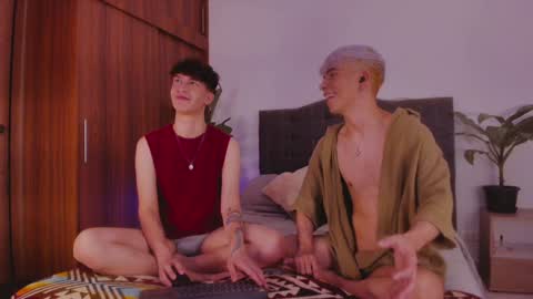 Snapshot of 2gays_1straight chatting on December 1, 8:09 pm David and Yoel online show from December 1, 8:09 pm