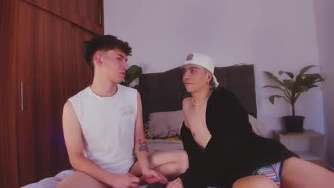 Snapshot of 2gays_1straight chatting on January 24, 7:39 pm David and Yoel online show from January 24, 7:39 pm