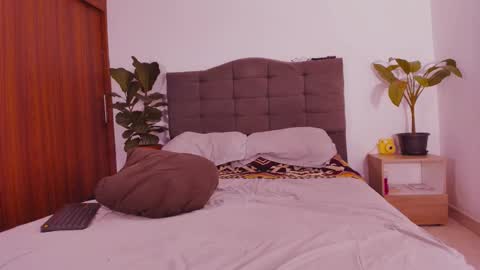 Snapshot of 2gays_1straight chatting on September 30, 8:14 pm David and Yoel online show from September 30, 8:14 pm