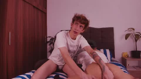 Snapshot of 2gays_1straight chatting on May 27, 8:50 pm David and Yoel online show from May 27, 8:50 pm