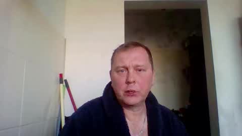 Snapshot of 2ndlipeater chatting on February 4, 8:09 am Girts online show from February 4, 8:09 am