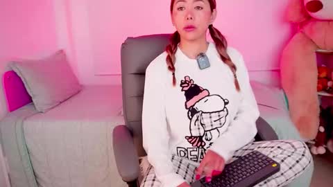 independent model online show from December 4, 8:23 am