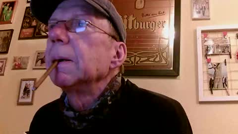 Snapshot of 64shorty chatting on October 10, 5:23 pm 64shorty online show from October 10, 5:23 pm