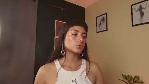 Snapshot of 6briela9 chatting on June 15, 11:29 pm B R I E L A online show from June 15, 11:29 pm