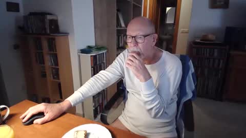  Papi  online show from April 9, 8:09 am