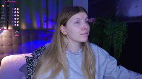 Snapshot of _aleksa chatting on December 6, 5:53 am Alexa online show from December 6, 5:53 am