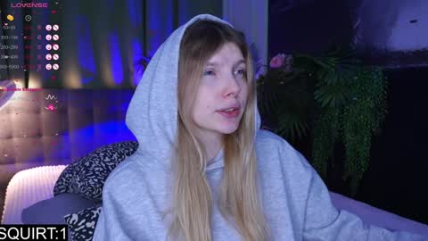 Snapshot of _aleksa chatting on December 6, 8:59 am Alexa online show from December 6, 8:59 am