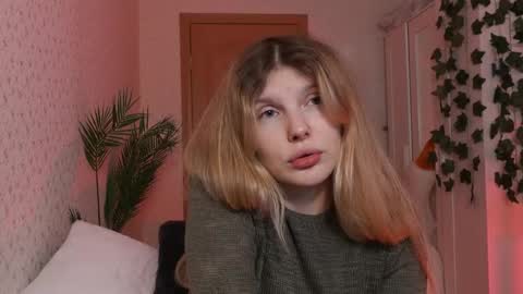 Snapshot of _aleksa chatting on December 8, 7:47 am Alexa online show from December 8, 7:47 am