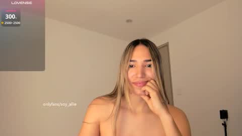 Snapshot of _alliex_ chatting on November 22, 11:42 am you can call me pretty online show from November 22, 11:42 am