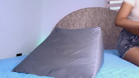 Snapshot of _aniisha_ chatting on April 25, 7:11 pm Any online show from April 25, 7:11 pm