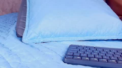 Snapshot of _aniisha_ chatting on May 1, 7:18 pm Any online show from May 1, 7:18 pm