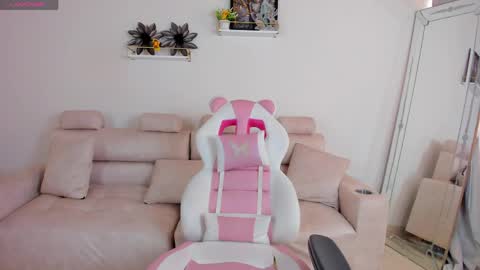    online show from May 26, 12:23 pm