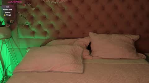 Snapshot of _artemish__ chatting on October 6, 4:43 am online show from October 6, 4:43 am