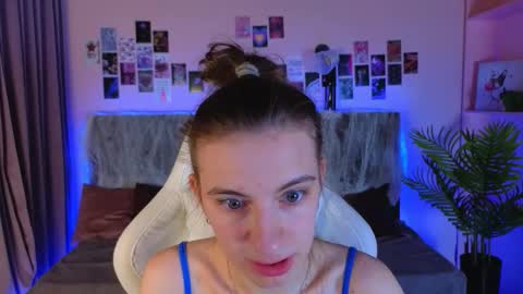 Snapshot of _ash_leyy_ chatting on October 25, 1:35 am _ash_leyy_ online show from October 25, 1:35 am