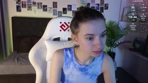 Snapshot of _ash_leyy_ chatting on December 3, 1:35 am _ash_leyy_ online show from December 3, 1:35 am