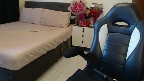 Snapshot of _ashley27 chatting on February 20, 12:07 am Angie online show from February 20, 12:07 am