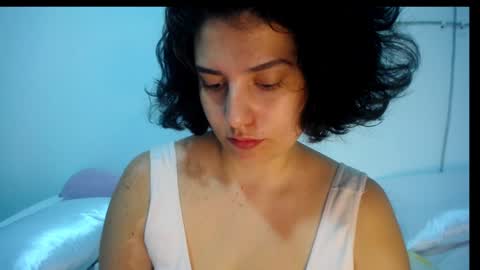 Snapshot of _atenea_golden chatting on February 4, 1:06 pm atenea online show from February 4, 1:06 pm