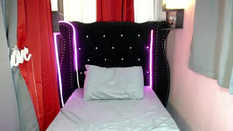 Snapshot of _athenamiller_ chatting on December 27, 10:45 am SelfsuckAthena online show from December 27, 10:45 am