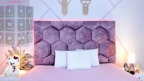 _aurora_collins_ online show from February 4, 12:22 pm