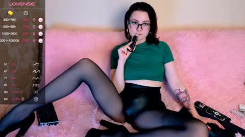 Snapshot of _bella_hix_ chatting on December 11, 3:56 am Bella online show from December 11, 3:56 am