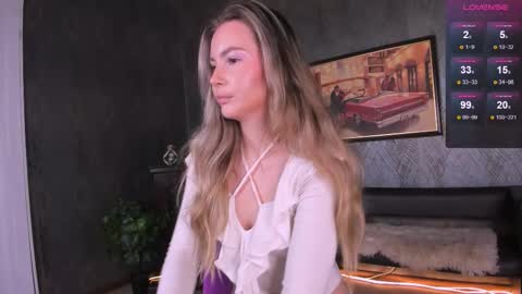 Snapshot of _bellaclark chatting on December 2, 9:21 pm Bella online show from December 2, 9:21 pm