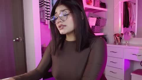 Snapshot of _camilaaa__ chatting on September 14, 5:50 am online show from September 14, 5:50 am