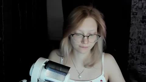 Snapshot of _caramel_milk_ chatting on February 15, 3:31 am Merlizz online show from February 15, 3:31 am