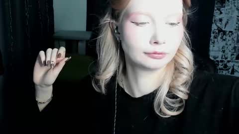 Snapshot of _caramel_milk_ chatting on March 10, 6:01 pm Merlizz online show from March 10, 6:01 pm