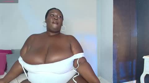 Snapshot of _carolinagomez chatting on October 15, 7:03 pm Caro. online show from October 15, 7:03 pm