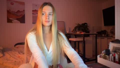 Snapshot of _charming_melody chatting on June 10, 4:28 pm Alice is back online show from June 10, 4:28 pm