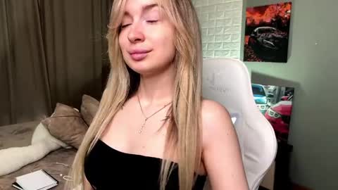 _crystal_moon_1 online show from April 18, 7:07 pm