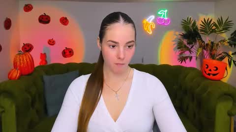 Snapshot of _cuddle_bug_ chatting on November 7, 1:55 pm Erika online show from November 7, 1:55 pm