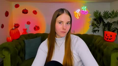 Snapshot of _cuddle_bug_ chatting on November 12, 2:06 pm Erika online show from November 12, 2:06 pm