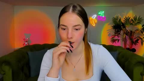 Snapshot of _cuddle_bug_ chatting on November 20, 7:08 am Erika online show from November 20, 7:08 am