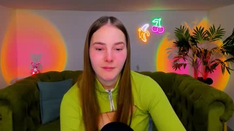 Snapshot of _cuddle_bug_ chatting on November 27, 6:26 am Erika online show from November 27, 6:26 am