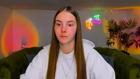 Snapshot of _cuddle_bug_ chatting on December 3, 5:59 am Erika online show from December 3, 5:59 am