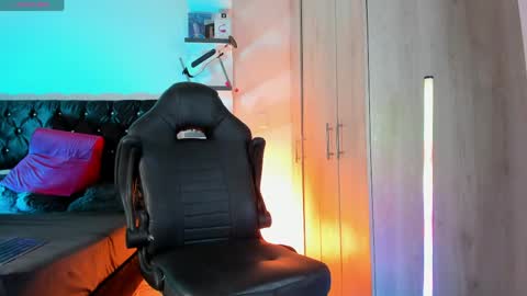 Duriel online show from April 24, 10:56 pm