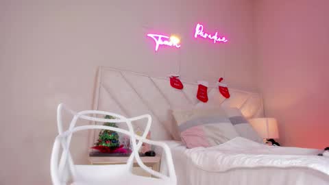 Snapshot of _emily__cb chatting on December 14, 12:43 pm Hi Im Emily online show from December 14, 12:43 pm