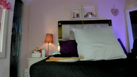 Snapshot of _emily_r chatting on April 25, 12:08 pm Isabella online show from April 25, 12:08 pm