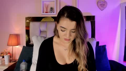 Snapshot of _emily_r chatting on April 30, 12:11 pm Isabella online show from April 30, 12:11 pm