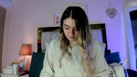 Snapshot of _emily_r chatting on May 1, 12:10 pm Isabella online show from May 1, 12:10 pm