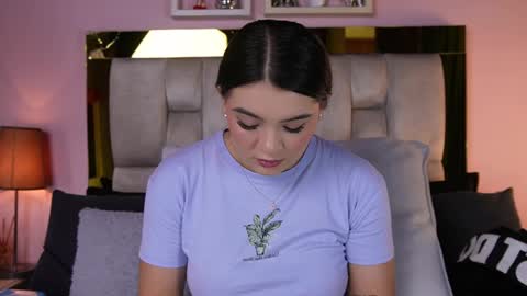 Snapshot of _emily_r chatting on May 12, 12:02 pm Isabella online show from May 12, 12:02 pm