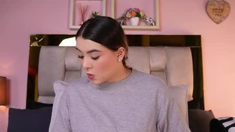 Snapshot of _emily_r chatting on May 14, 12:12 pm Isabella online show from May 14, 12:12 pm