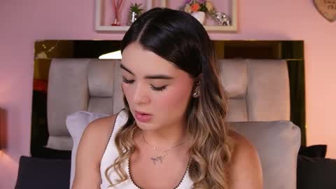 Snapshot of _emily_r chatting on May 15, 12:12 pm Isabella online show from May 15, 12:12 pm