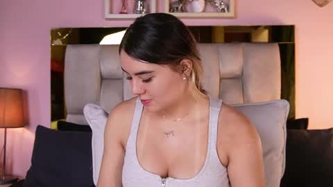 Snapshot of _emily_r chatting on May 16, 12:04 pm Isabella online show from May 16, 12:04 pm