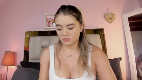 Snapshot of _emily_r chatting on May 20, 12:11 pm Isabella online show from May 20, 12:11 pm