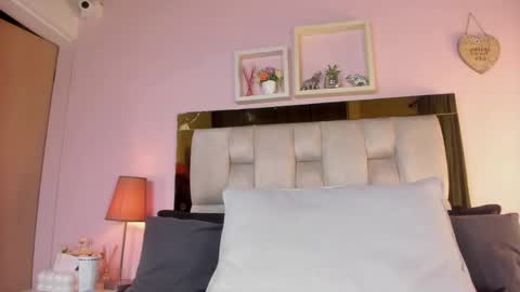 Snapshot of _emily_r chatting on May 21, 12:12 pm Isabella online show from May 21, 12:12 pm